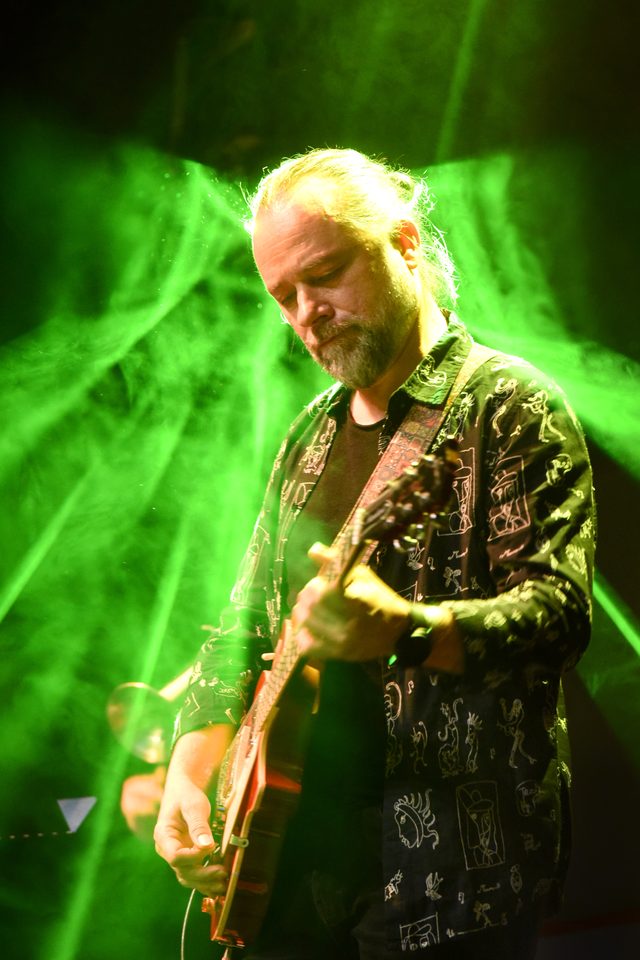 Gitarzysta PASi na koncercie